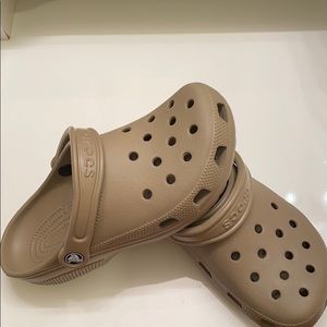 Woman’s crocs size 7